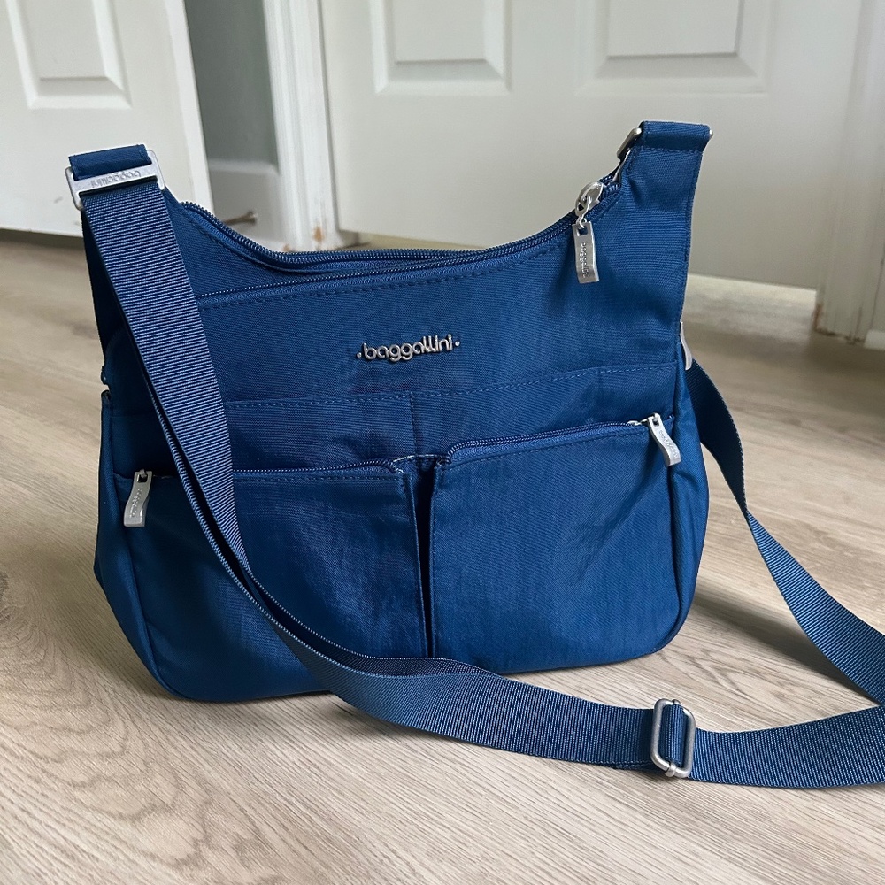 Bagallini Criss Cross crossbody bag